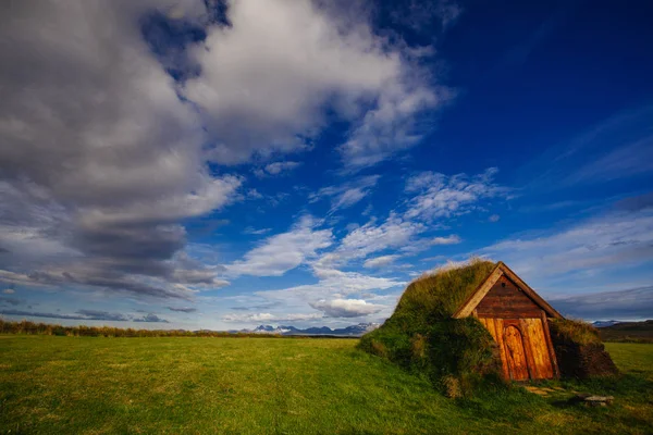 冰岛的传统房子 恢复了古老的教会 — 图库照片