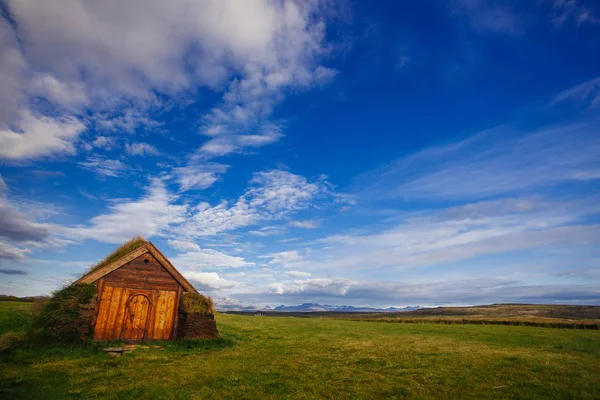 アイスランドの伝統的な家は 古代の教会を回復 — ストック写真
