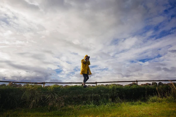 Młoda Kobieta Dokonywanie Zdjęcie Islandii — Zdjęcie stockowe