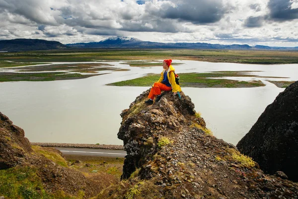 Feliz Joven Con Ropa Brillante Viajando Islandia Enjouing Naturaleza — Foto de Stock
