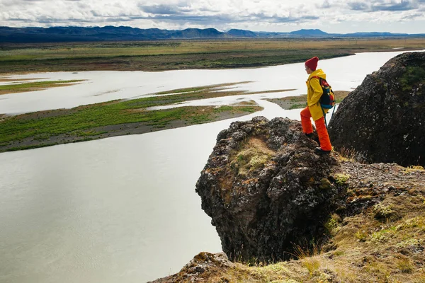 Feliz Joven Con Ropa Brillante Viajando Islandia Enjouing Naturaleza — Foto de Stock