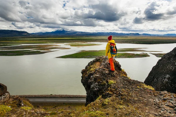 Feliz Joven Con Ropa Brillante Viajando Islandia Enjouing Naturaleza — Foto de Stock