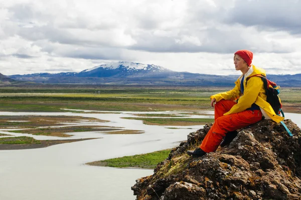 Jovem Feliz Roupas Brilhantes Viajando Islândia Invocando Natureza — Fotografia de Stock