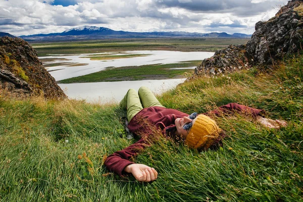 Glad Ung Kvinna Ljusa Kläder Reser Island Enjouing Natur — Stockfoto