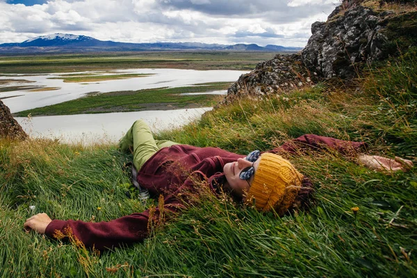 Szczęśliwa Młoda Kobieta Jasnych Ubraniach Podróżuje Islandia Enjouing Charakter — Zdjęcie stockowe