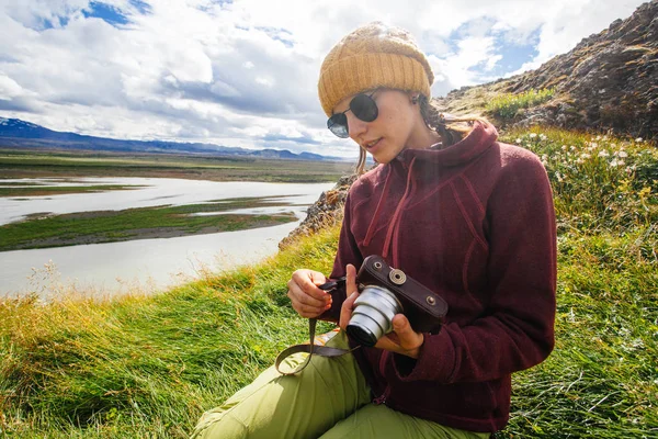 Młoda Kobieta Aparatem Fotograficznym Podróży Islandii Enjouing Charakter — Zdjęcie stockowe
