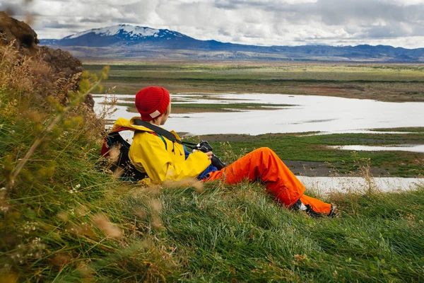 Glad Ung Kvinna Med Foto Kamera Ljusa Kläder Reser Island — Stockfoto