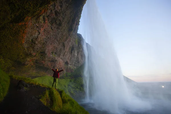 日落时分 冰岛塞尔贾兰多斯瀑布附近的女游客 — 图库照片