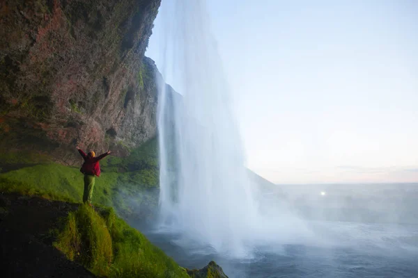 Turista Mujer Cerca Cascada Seljalandsfoss Durante Puesta Del Sol Islandia — Foto de Stock