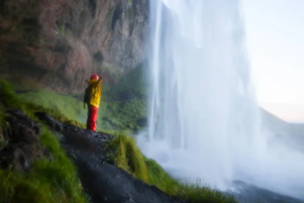 Turista Mujer Cerca Cascada Seljalandsfoss Durante Puesta Del Sol Islandia — Foto de Stock