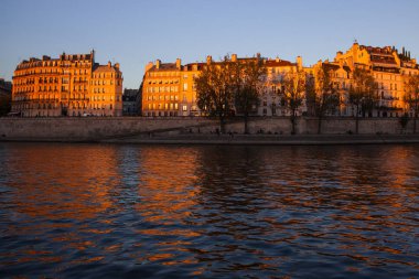 Kartpostal Paris'ten: Seine Nehri ve townhouses güneşli Paris gün içinde.