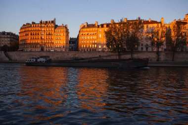 Kartpostal Paris'ten: Seine Nehri ve townhouses güneşli Paris gün içinde.