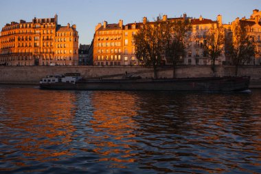Kartpostal Paris'ten: Seine Nehri ve townhouses güneşli Paris gün içinde.