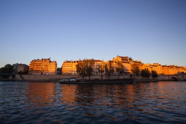 Kartpostal Paris'ten: Seine Nehri ve townhouses güneşli Paris gün içinde.