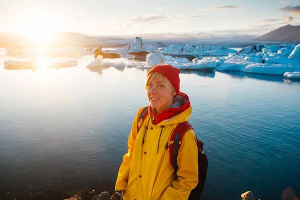 Mujer Con Impermeable Amarillo Brillante Cerca Laguna Glaciar Islandia — Foto de Stock