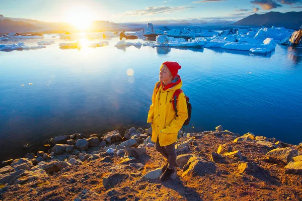 Fényes Sárga Esőkabátot Közel Glacier Lagoon Izland — Stock Fotó