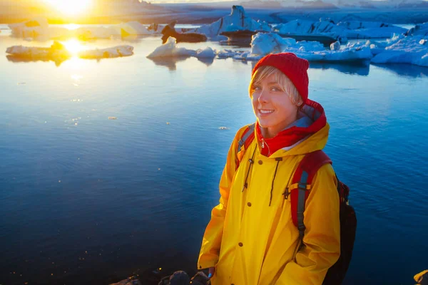 Mujer Con Impermeable Amarillo Brillante Cerca Laguna Glaciar Islandia — Foto de Stock