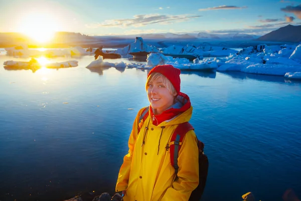 Kvinna Ljusa Gul Regnrock Nära Glaciären Lagunen Island — Stockfoto