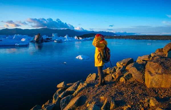 Mujer Con Impermeable Amarillo Brillante Cerca Laguna Glaciar Islandia — Foto de Stock