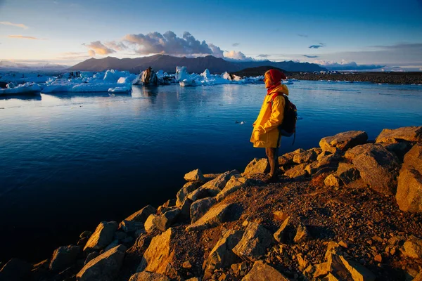 Mujer Con Impermeable Amarillo Brillante Cerca Laguna Glaciar Islandia — Foto de Stock