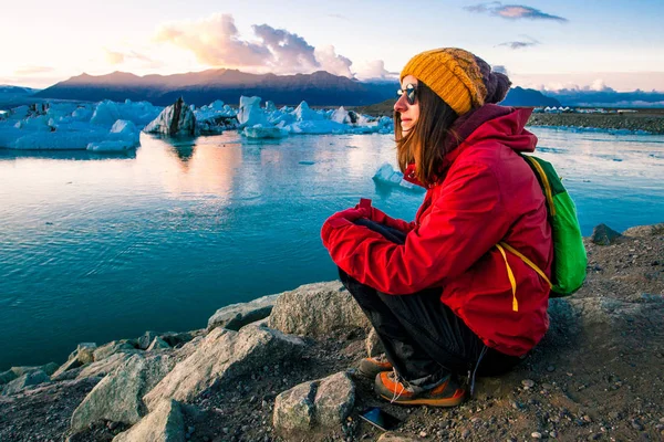 Kobieta Jasny Czerwony Sport Kurtka Pobliżu Laguny Lodowiec Islandia — Zdjęcie stockowe