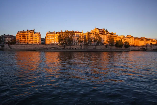 パリからの郵便はがき セーヌ川 晴れた日にはパリのタウンハウス — ストック写真