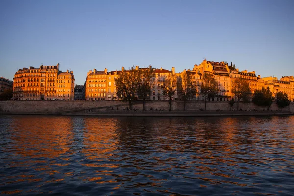 Открытки Парижа Река Сена Таунхаусы Солнечные Парижские Дни — стоковое фото