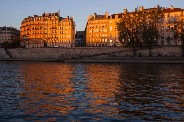 Cartoline Parigi Fiume Senna Villette Schiera Nelle Soleggiate Giornate Parigine — Foto Stock