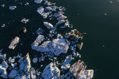 İzlanda suring buzul gölünde güneşin batışını