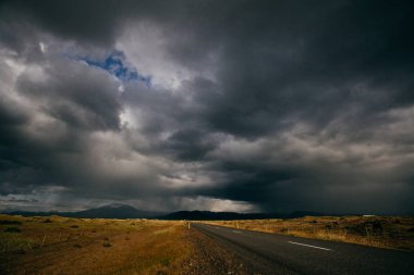 İzlanda, dramatik gökyüzü ve fırtına