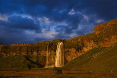 Seljalandsfoss şelale sırasında günbatımı, İzlanda
