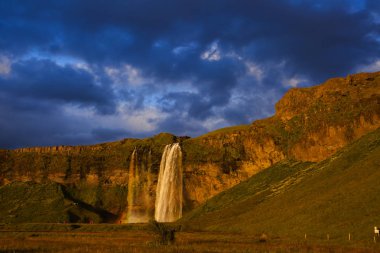 Seljalandsfoss şelale sırasında günbatımı, İzlanda