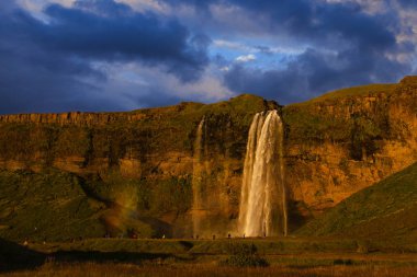 Seljalandsfoss şelale sırasında günbatımı, İzlanda