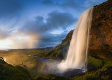 Seljalandsfoss şelale sırasında günbatımı, İzlanda