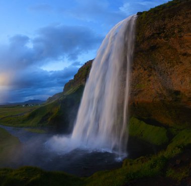 Seljalandsfoss şelale sırasında günbatımı, İzlanda