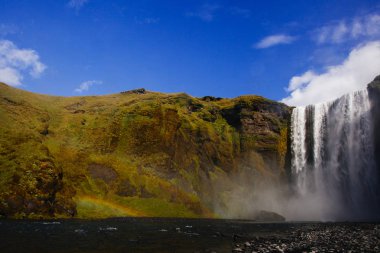 Skogafoss Şelalesi ve İzlanda'daki güneşli günde raibow