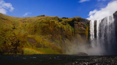 Skogafoss Şelalesi ve İzlanda'daki güneşli günde raibow