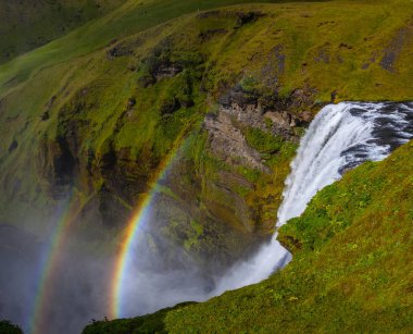 Skogafoss Şelalesi ve İzlanda'daki güneşli günde raibow