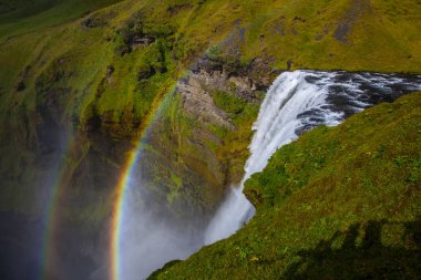 Skogafoss Şelalesi ve İzlanda'daki güneşli günde raibow