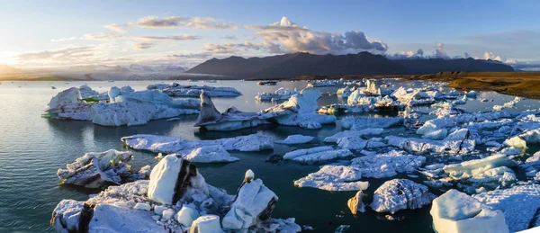 Lagoa Glaciar Islândia Assegurando Pôr Sol — Fotografia de Stock