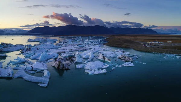 アイスランドのショアブレイクで氷河ラグーン夕日 — ストック写真
