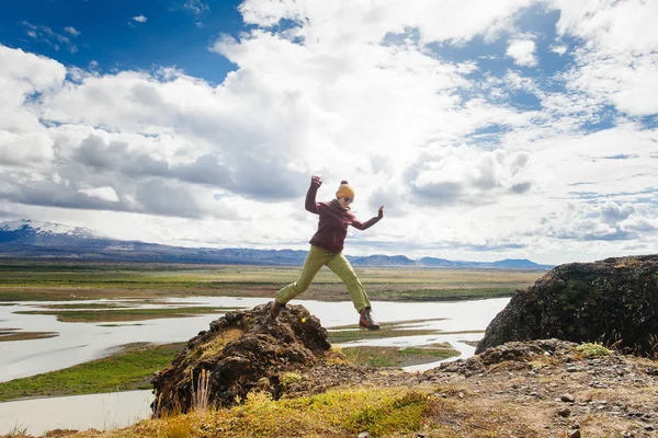 Jovem Feliz Roupas Brilhantes Viajando Islândia Invocando Natureza — Fotografia de Stock