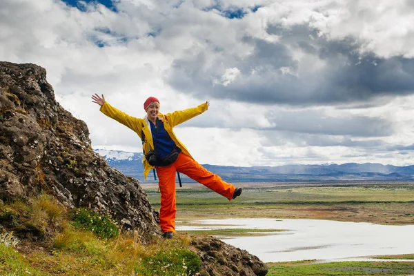 Jovem Feliz Roupas Brilhantes Viajando Islândia Invocando Natureza — Fotografia de Stock