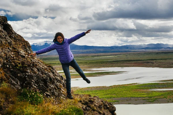 Jovem Feliz Roupas Brilhantes Viajando Islândia Invocando Natureza — Fotografia de Stock