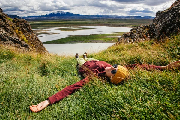 快乐的年轻女子穿着鲜艳的衣服在冰岛旅行 博览大自然 — 图库照片