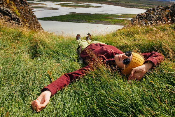 Feliz Joven Con Ropa Brillante Viajando Islandia Enjouing Naturaleza —  Fotos de Stock