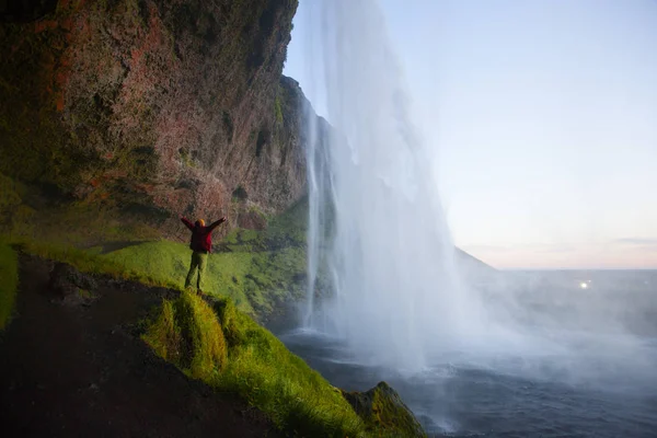 Turista Mujer Cerca Cascada Seljalandsfoss Durante Puesta Del Sol Islandia — Foto de Stock