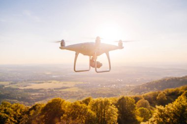 gün batımında hohenzollern Kalesi alanında, Almanya uçan helikopter uçak