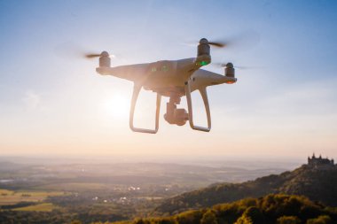 gün batımında hohenzollern Kalesi alanında, Almanya uçan helikopter uçak