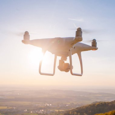 gün batımında hohenzollern Kalesi alanında, Almanya uçan helikopter uçak